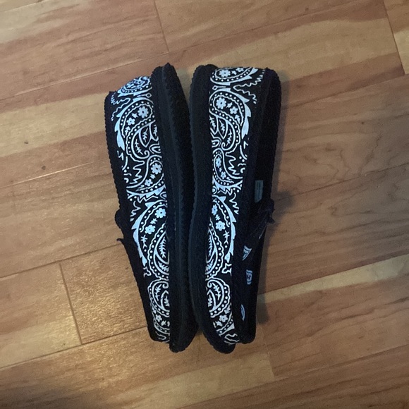 Black slippers - Picture 3 of 4